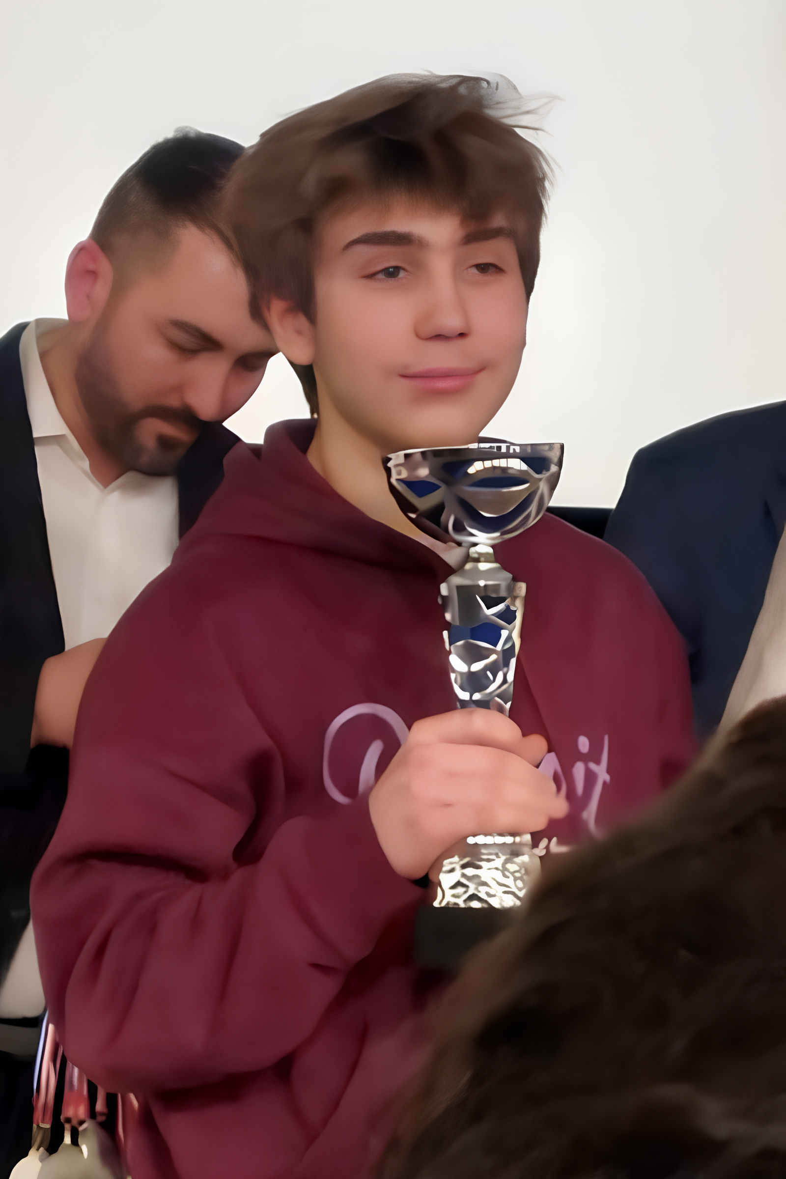 Lux, coach Chess Success, avec un trophée d'échecs